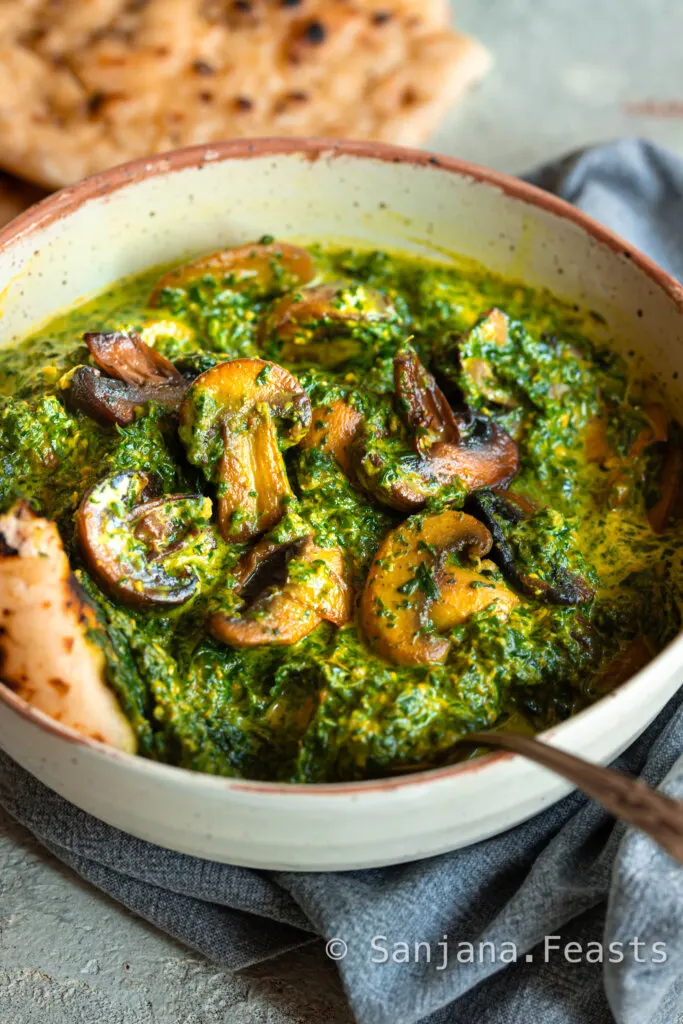 Easy Spinach Curry with Mushrooms